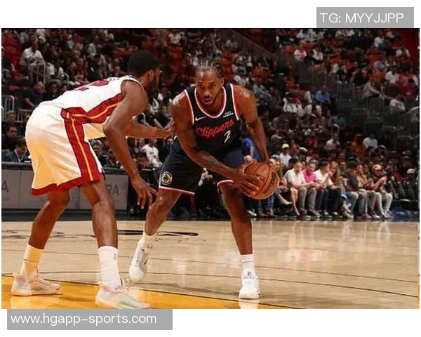 莱昂纳德季前赛上半场狂砍五记三分球平上赛季单场最佳表现 莱昂纳德季前赛上半场狂砍五记三分球平上赛季单场最佳表现