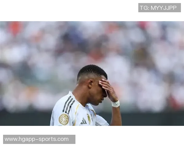 姆巴佩赛后与恩里克亲切交流并向前队友们表达一致意见